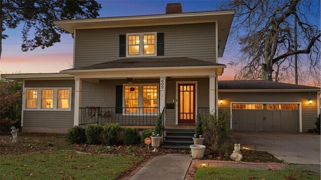 Building Photo - 609 N Ash St