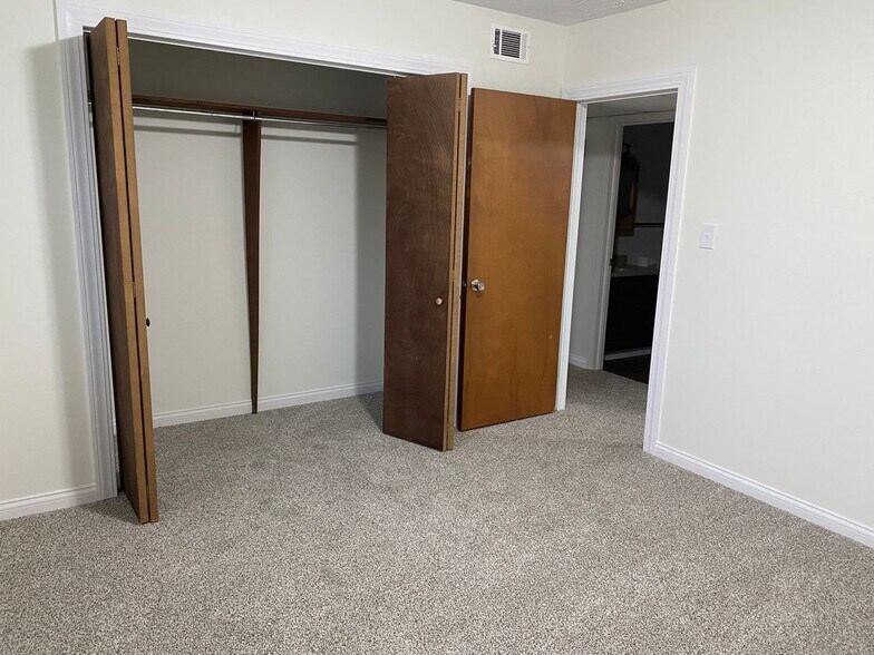 Building Photo - 807 Mitchell Ave