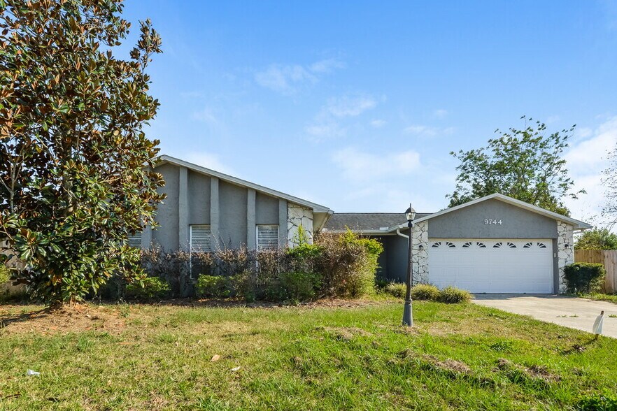 Primary Photo - 9744 Heatherwood Ct