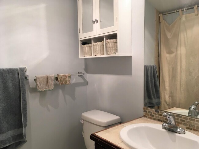 Building Photo - Spacious Townhouse for Rent -- Minutes fro...