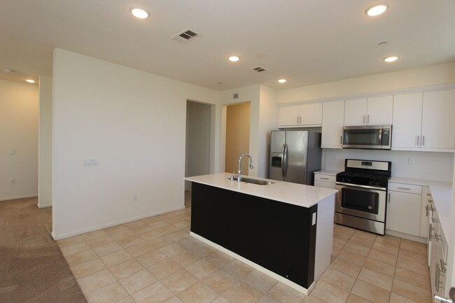 Building Photo - Large 3 bedroom 2.5 bathroom home availabl...