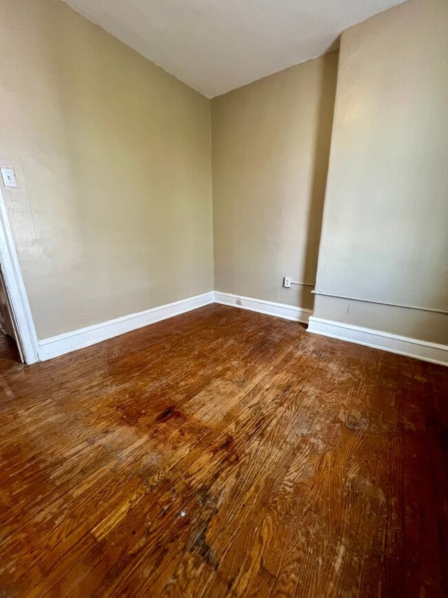 Building Photo - Spacious 3-Bedroom Townhome in Port Richmond! Available mid-April!