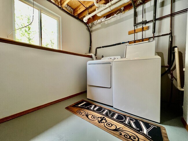 Building Photo - 6631 Pin Oak Ct