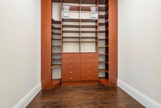 Building Photo - 549 NE 19th Ave