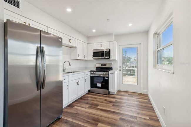 Building Photo - 14919 N Bayshore Dr