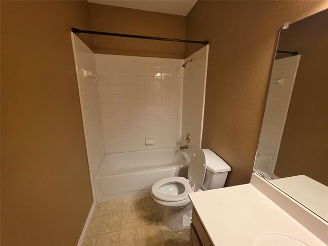 Building Photo - 5600 Creekhollow Dr