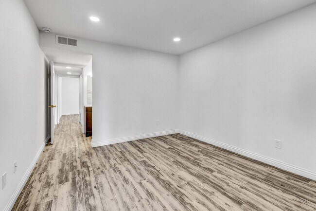 Building Photo - $500 MOVE IN SPECIAL! 2 BD, 2 BA Condo at Mission Plaza! 1000 Sq Ft w/ Great Amenities!