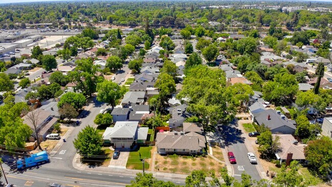 Building Photo - 5400-5402 Folsom Blvd