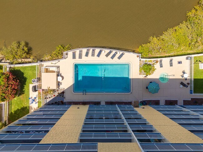 Building Photo - 2 bedrooms, 1 bath Condo located near the World's Most Famous Beach