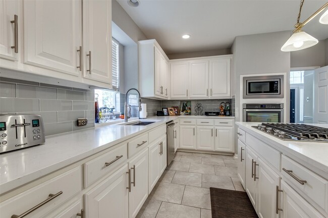 Building Photo - 928 Hidden Hollow Ct