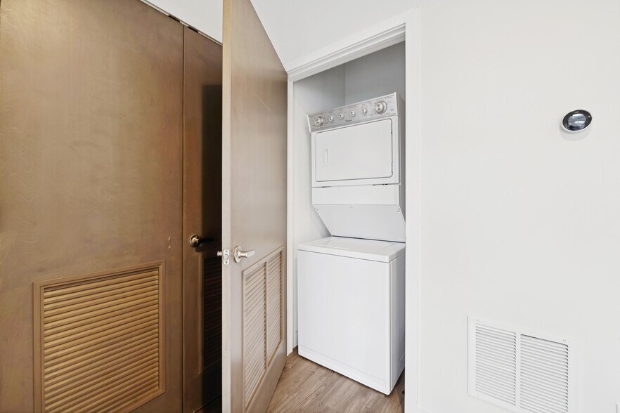 Building Photo - 819 W Cuyler Ave