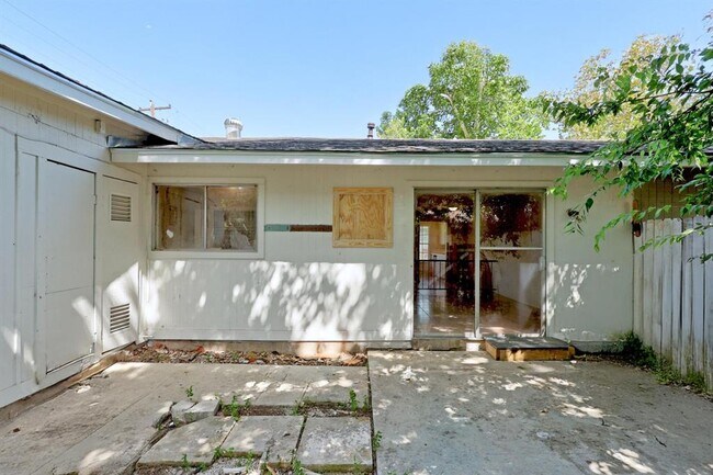 Building Photo - 903 N Meadows Dr