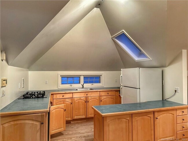 Building Photo - 546 W Taft Ave