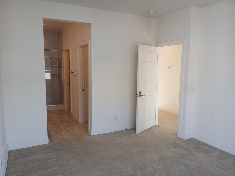 Building Photo - 135 W Live Oak Ave