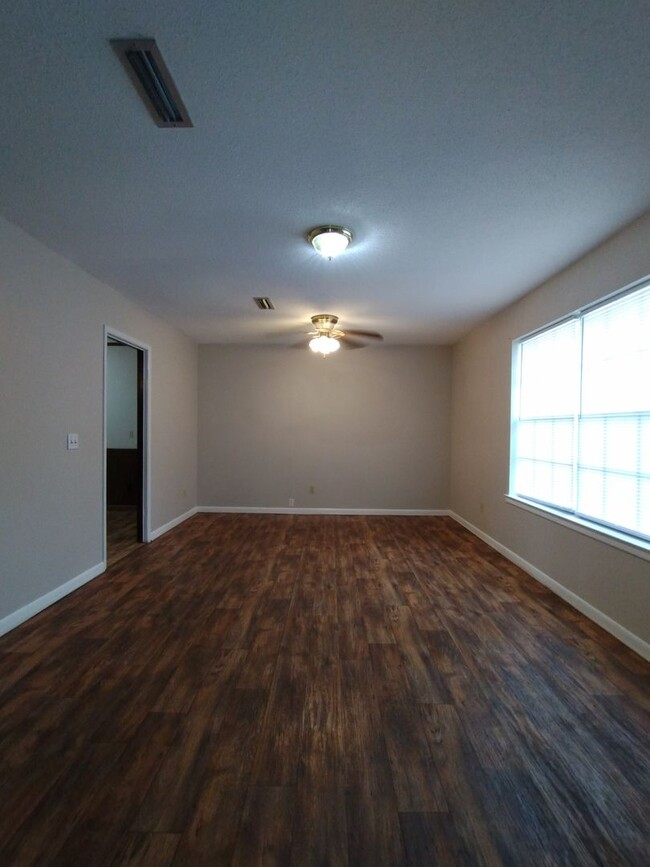 Building Photo - Deerfield Park!