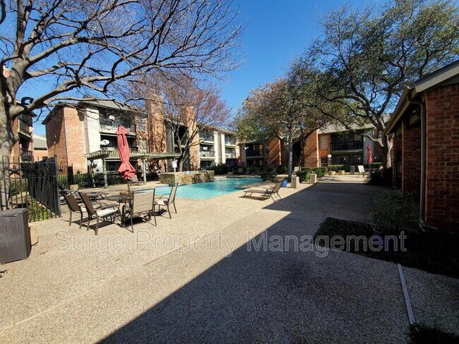 Building Photo - 18333 Roehampton Dr