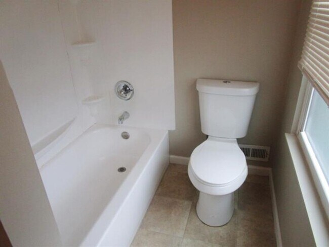 Building Photo - Spacious 3-Bedroom 1.5 bath Home with Fenced Yard & Garage – Ready for You!