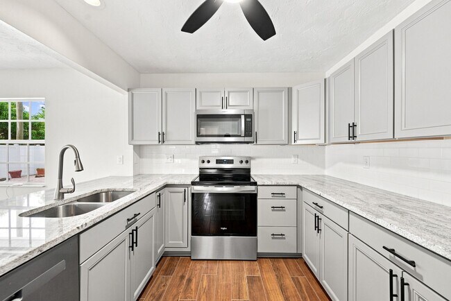 Building Photo - 2953 Oak St