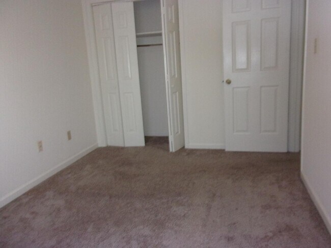 Building Photo - 1372 S Maple St