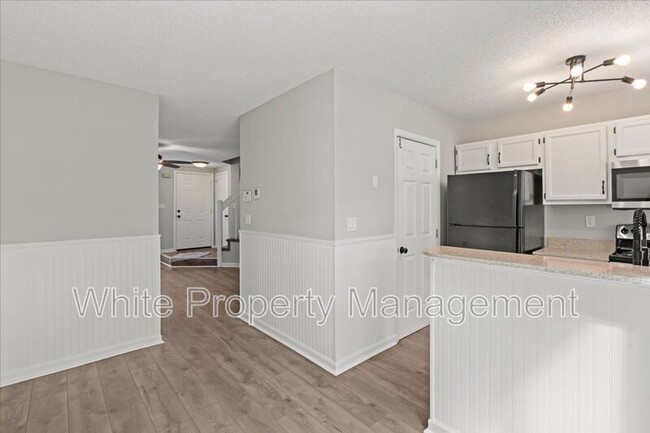 Building Photo - 8289 Golf Ridge Dr
