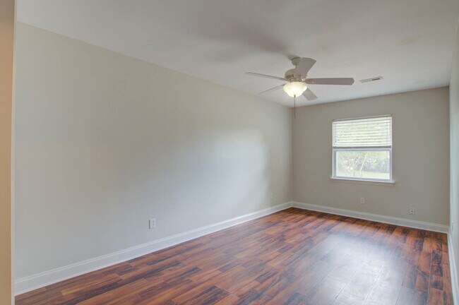 Building Photo - 8115 Pleasant Ridge Dr