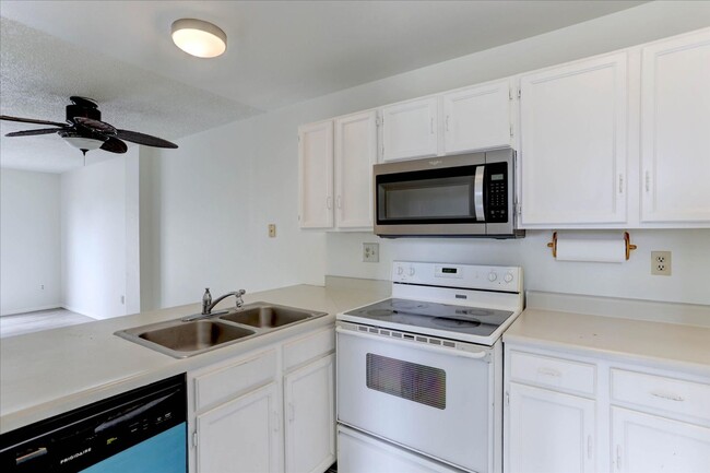 Building Photo - 2033 Gyros Cir