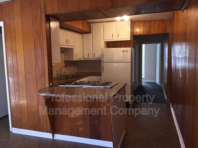 Building Photo - 916 S Clifton Ave