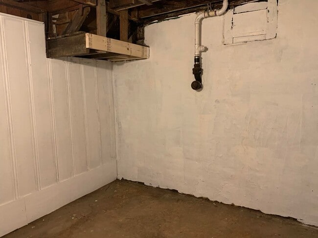 Building Photo - 1116 E Gum St