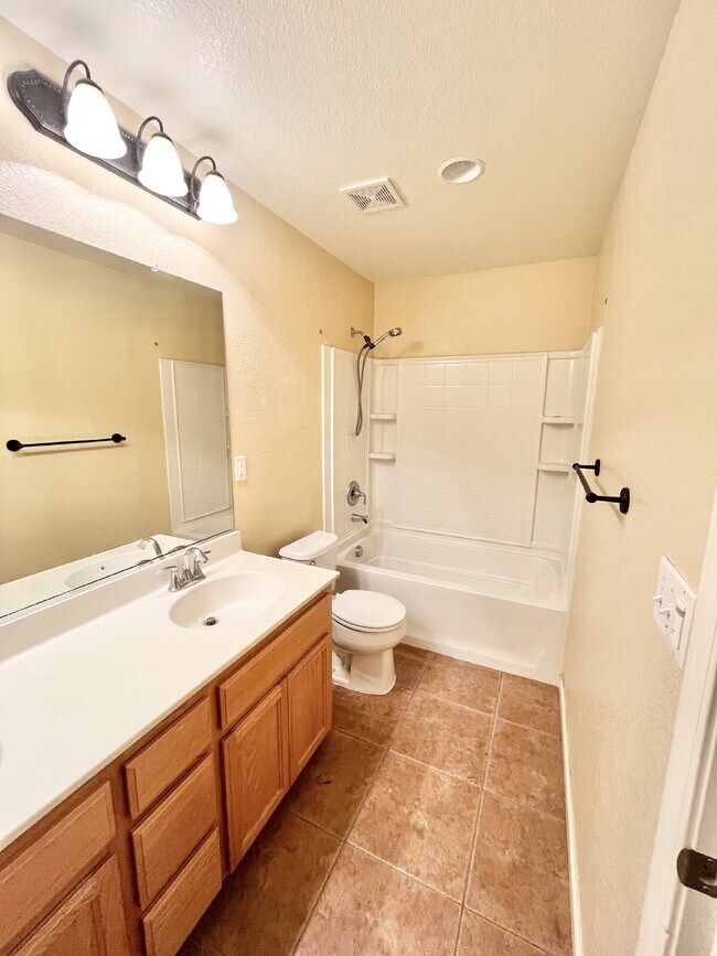 Building Photo - North Merced: $2179 3 Bedroom 2 Bathroom p...
