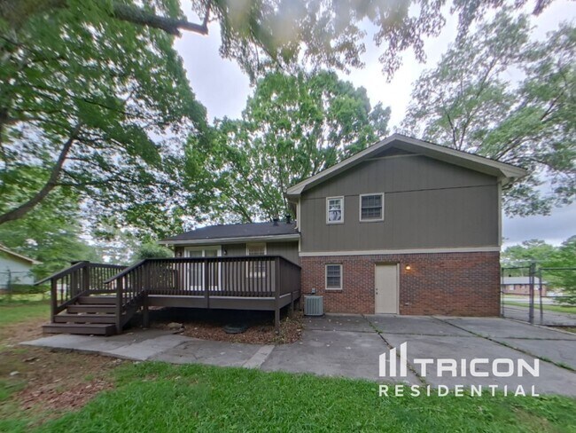 Building Photo - 2561 Falcon Ridge Dr SW