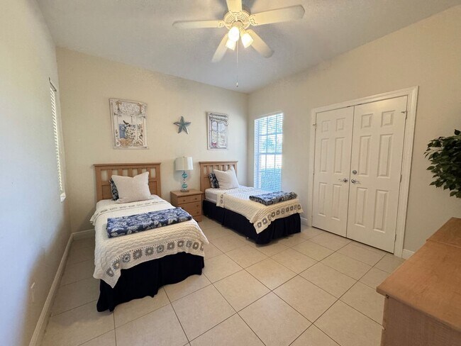 Building Photo - Newly Renovated & Available Now - Furnishe...