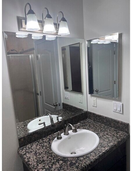 Building Photo - 1132 S Doheny Dr