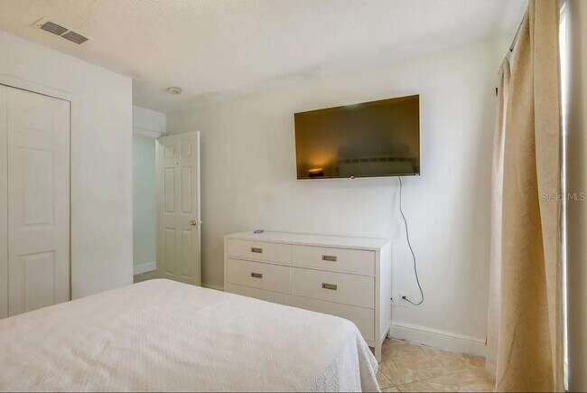 Building Photo - 739 Delancey Dr