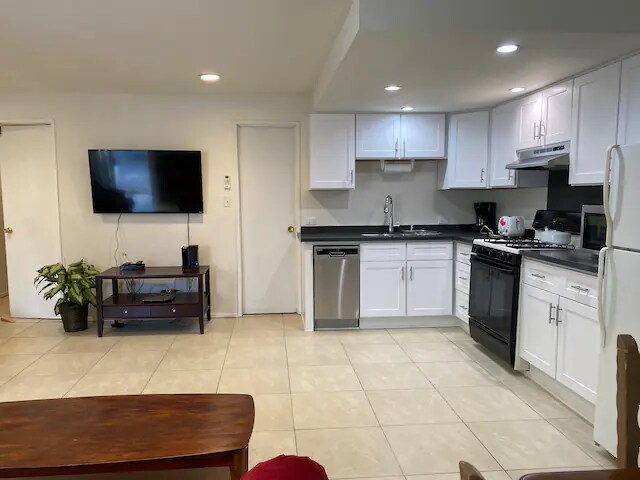 Building Photo - 6614 Noble Ave