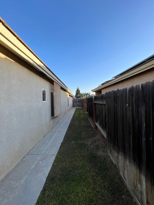 Building Photo - 9914 Paper Moon Way
