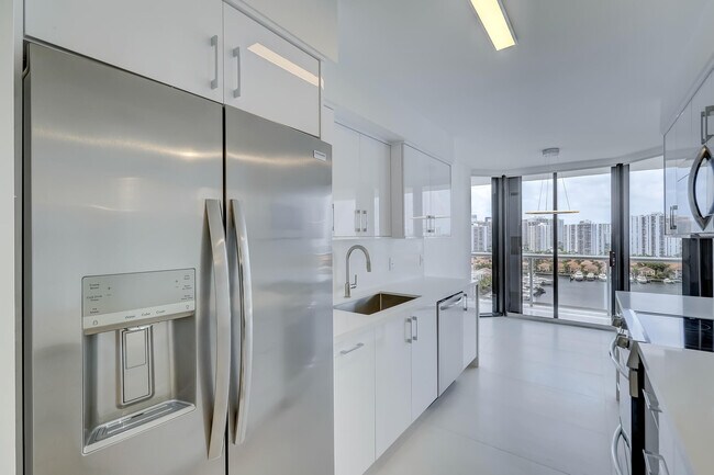 Building Photo - 3640 Yacht Club Dr