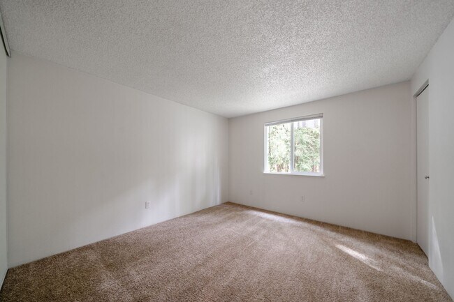 Building Photo - St. Johns 1 bedroom 1 bath in park-like setting.