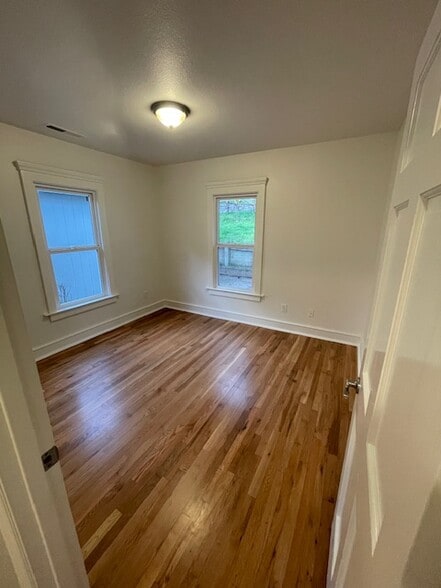 back bedroom - 225 Owl Ridge Way