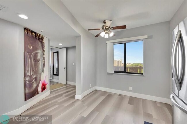 Building Photo - 2200 S Cypress Bend Dr