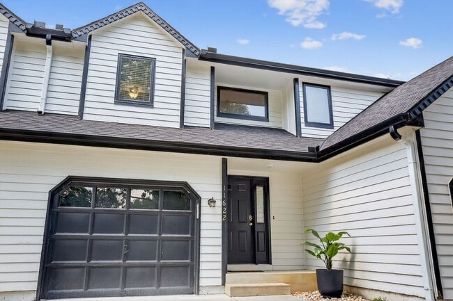 Building Photo - Updated 2 Bedroom 3 Bath townhome with ful...