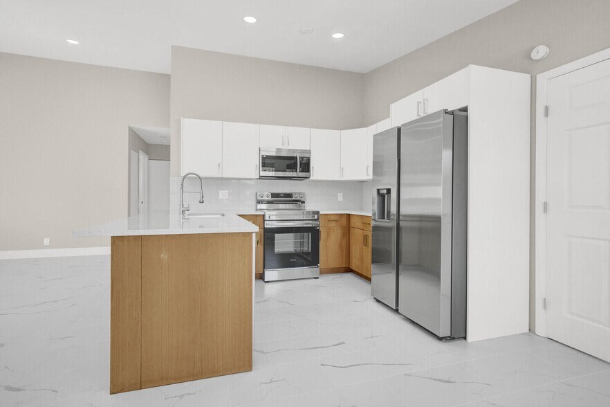 Building Photo - 23392 Country Club Dr E