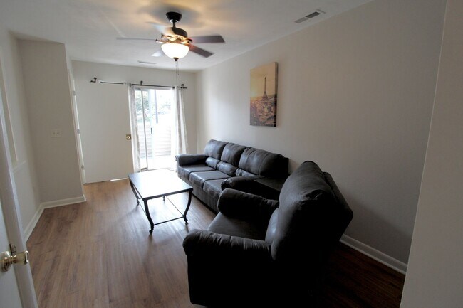 Building Photo - 1420 Bradley Dr