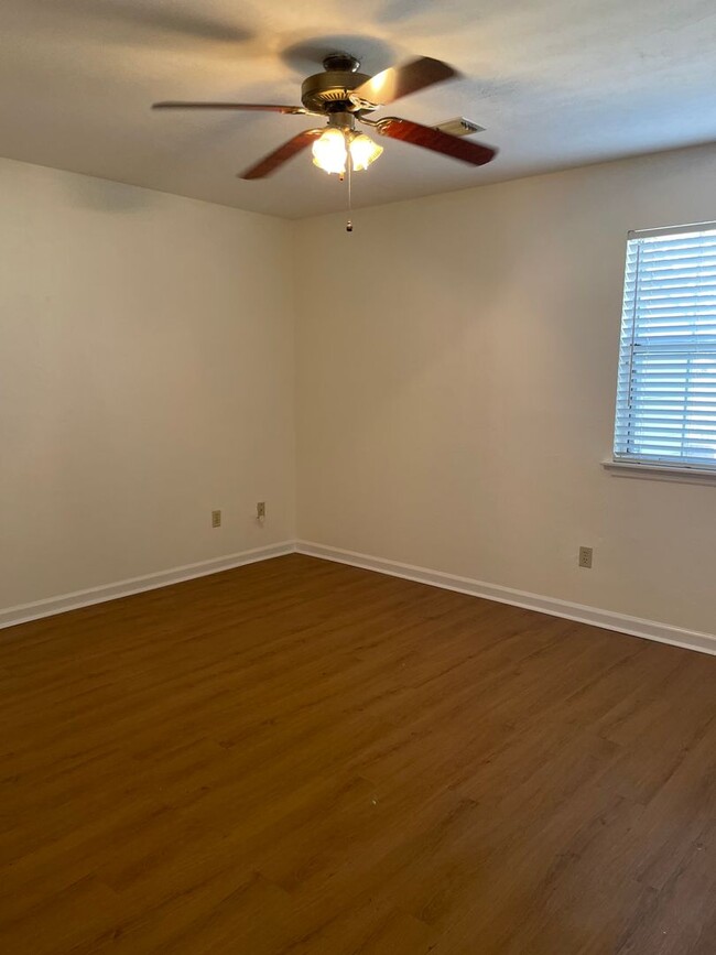 Building Photo - Tallahassee Duplex Move In Ready!