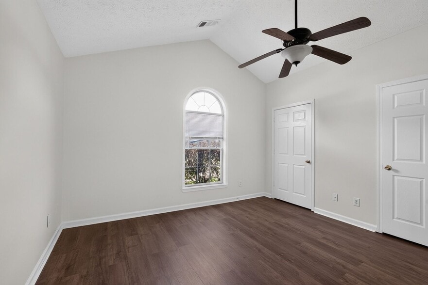 Building Photo - 327 Autumn Lake Dr