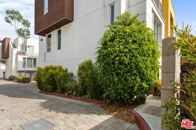 Building Photo - 2210 Tom Mix Rd