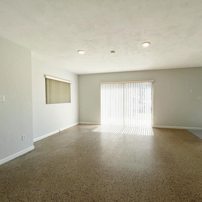 Building Photo - *Charming 2-Bedroom Bungalow with Fenced Backyard*