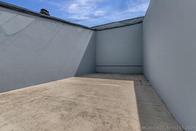 Building Photo - 6866 Huntington Ln