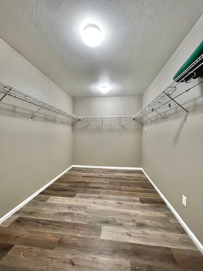 Building Photo - Spacious 5 Bed 3.5 Bath with Modern Upgrades!