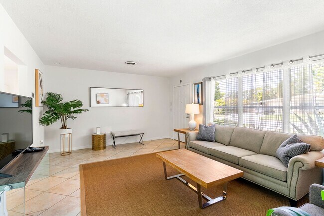 Building Photo - Fabulous 3 bed/ 2 bath Pool Home in South Sarasota ~ Coming March!