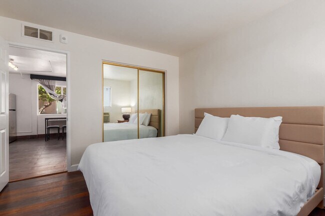 Building Photo - Fully Equipped Aparthotel! Tour Today and ask about our amenity package!